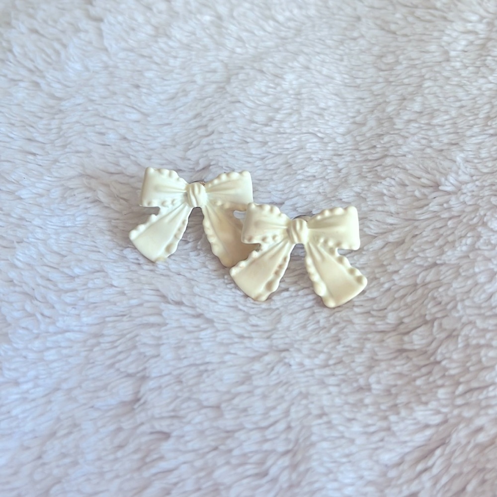 white bow earrings